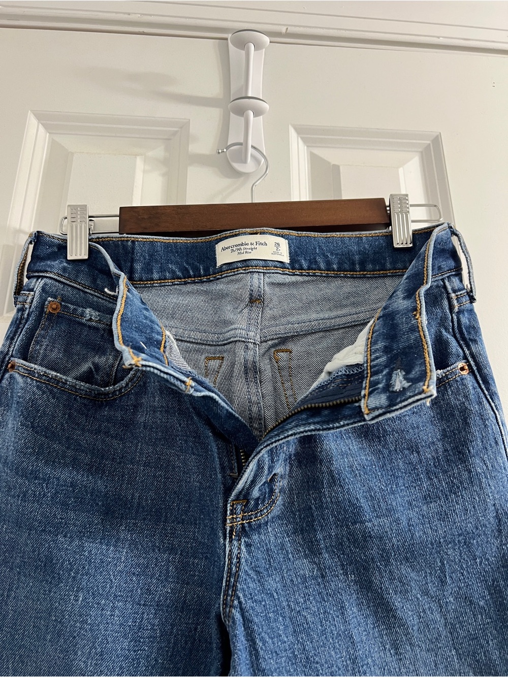 Abercrombie & Fitch Mid-Rise 90’s Straight Leg Jeans Distressed bottom -26/2 - Picture 6 of 7